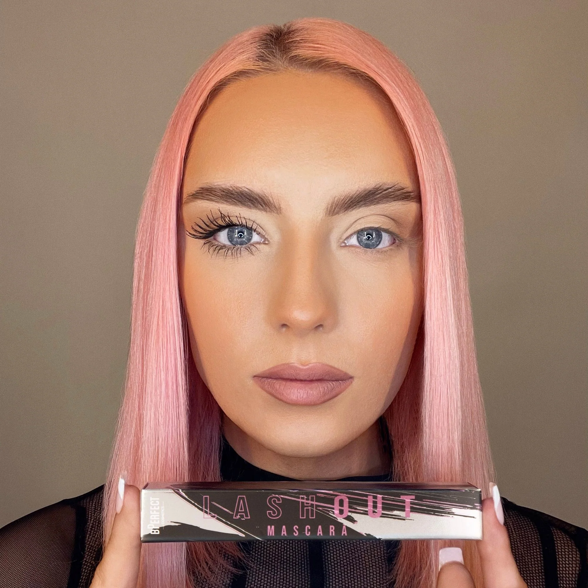 LashOutMascaraModel3_4ed6be06-0841-4df7-985a-ad2101a41470